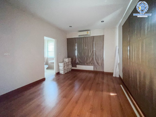 *****บ้านเดี่ยวมือสอง โซนนนทบุรี ม.คาซ่าแกรนด์ ชัยพฤกษ์-แจ้งวัฒนะ เนื้อที่กว้างขวางกว่า 77.40 ตร.ว. ฟังก์ชันครบครัน 3 ห้องนอน 2 ห้องน้ำ 2 ที่จอดรถ บ้านคุณภาพจากแบรนด์ Q.House พร้อมพื้นที่ใช้สอยมากกว่า 245 ตร.ม. ตอบโจทย์ทุกการเดินทางให้ง่ายดายยิ่งขึ้น บนทำเลใกล้รถไฟฟ้าสายอนาคตสายสีชมพู และจุดขึ้นทางด่วน "แจ้งวัฒนะ" จองด่วน!